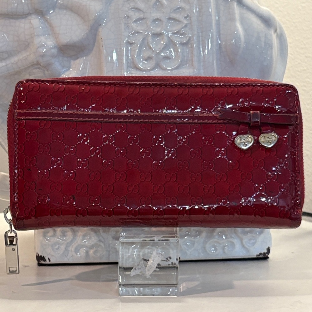 GUCCI Patent Microguccissima Bow Heart Zip Around Wallet